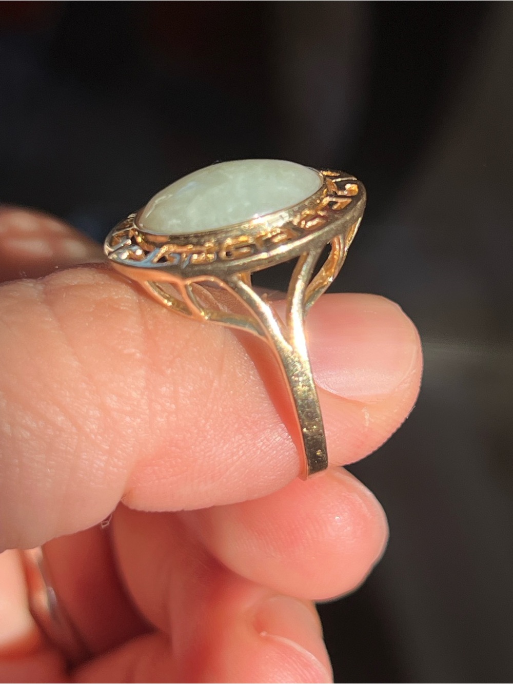 14k Gold Green Jade Oval Statement Ring - Picture 3 of 9